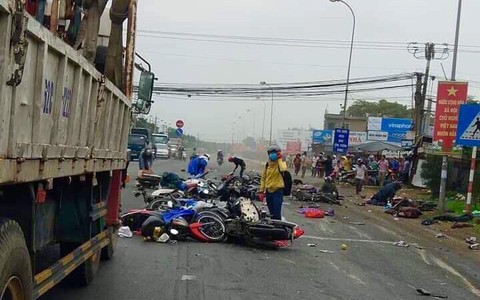 Long An: Xe container tông loạt xe máy đang dừng chờ đèn đỏ, hàng chục người chết và bị thương