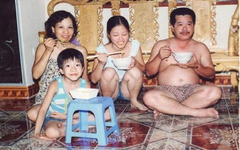 Được chia sẻ lại sau nhiều năm, bức ảnh gia đình cùng ăn mì này đã khiến bao trái tim thổn thức ngày cận Tết