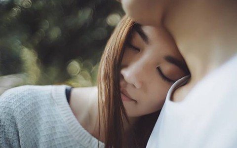 Báo tin con trai mất, mẹ chồng tương lai tôi vẫn bình thản nói chuyện và tưới hết mấy chậu hoa hồng