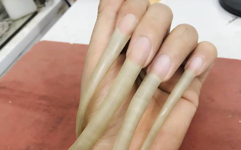 Thiên hạ thi nhau cắt tỉa móng đón xuân sang, riêng anh chàng này khoe bộ nail chẳng giống ai