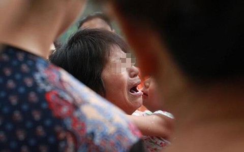 Mẹ gào khóc khi con gái 2 tuổi qua đời đột ngột, nguyên nhân tử vong được bác sĩ chia sẻ khiến các bậc phụ huynh giật mình