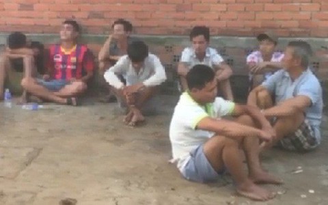 Cảnh sát hình sự cải trang thành người làm ruộng tóm gọn trường gà