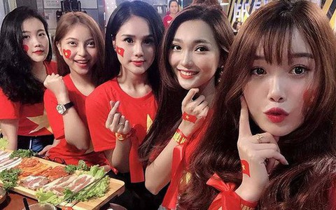 Ngồi bên nhau trong cùng một khung hình, nhan sắc nổi bật của dàn bạn gái đội tuyển Việt Nam gây sốt