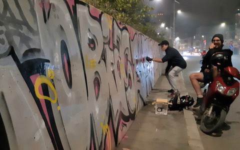 Lộ hình ảnh những kẻ bôi bẩn lên con đường hơn 300 tỷ đồng ở Hà Nội