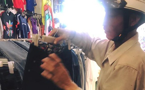 Bức ảnh ấm áp chiều giáp Tết: Người chồng lam lũ vào shop thời trang mua quần áo mới cho vợ con 