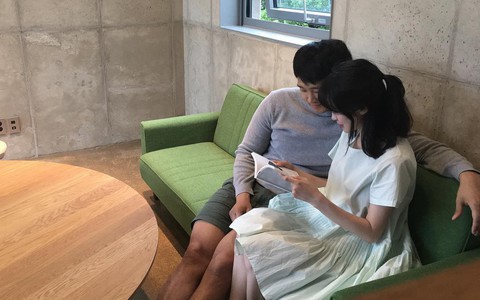 Thấy chồng giao du với gái hư, cứ vui vẻ vẫy chào, cấm đay nghiến - lời khuyên lạ khiến chị em giật mình