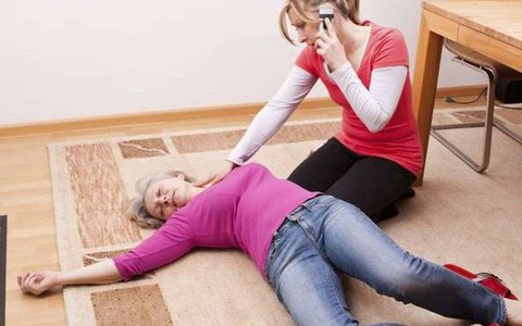 Bệnh nhân đột quỵ tăng cao khi trời rét đậm, hãy làm ngay những bước sống còn này trên đường cấp cứu