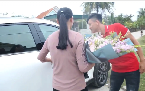 Đức Chinh vừa xây nhà tiền tỷ, Phan Văn Đức cũng nhanh tay tậu xế hộp hạng sang để bố mẹ tiện di chuyển
