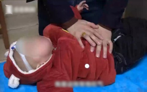 Con trai té vào máy giặt đến tắt thở vì đuối nước, hành động kịp thời của ông bố cứu sống đứa trẻ thành công
