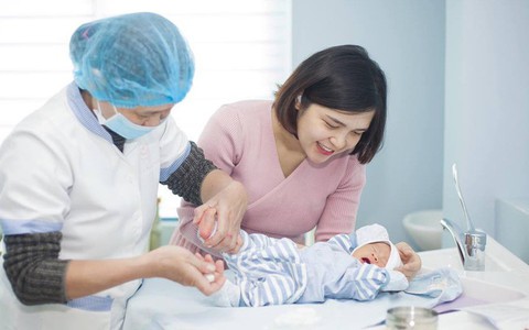 "Chị Kính Hồng" chính thức gia nhập team bỉm sữa, mới sinh con 1 tuần đã tái xuất với thần thái rạng rỡ