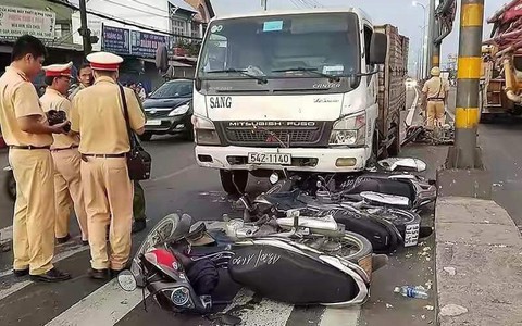 Hiện trường vụ xe tải tông hàng loạt xe máy dừng đèn đỏ giữa giao lộ Sài Gòn khiến nhiều người hoảng sợ