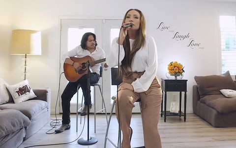 Hát lại ca khúc của Hồ Ngọc Hà, Thanh Hà đẹp mặn mà, nồng nàn bên bạn trai kém tuổi