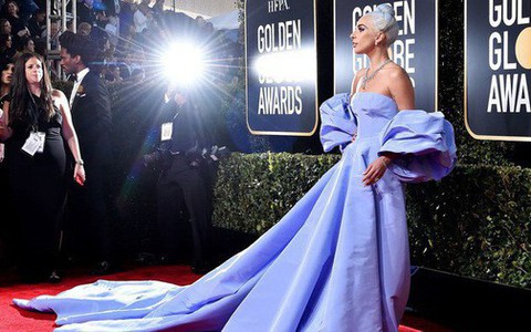 10 bộ cánh đỉnh nhất tại Quả Cầu Vàng 2019: Lady Gaga "quét" thảm đỏ theo đúng nghĩa đen, có đại minh tinh chỉ đi sandal... 1 triệu đồng!