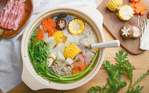 Bữa tối bận rộn tôi chỉ nấu canh ngũ sắc mỗi người 1 tô mà ai cũng xuýt xoa thích thú