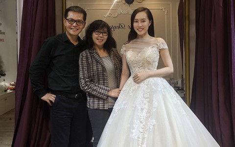 Chọn cho bà xã kém 19 tuổi 3 chiếc váy cưới, NSND Trung Hiếu đưa vợ đi thử đồ cũng không giống chú rể khác