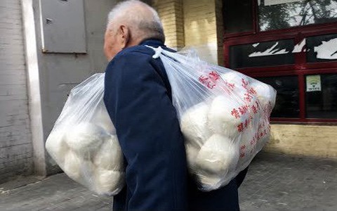 Ông lão bán màn thầu giá 0 đồng suốt 3 năm ròng, lý do được hé lộ khi ông qua đời khiến bao người rơi nước mắt