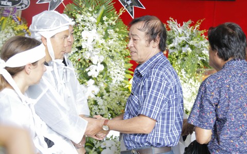 Đám tang NSND Thế Anh: NSND Trung Anh cùng dàn nghệ sĩ gạo cội Hà Nội có mặt từ sớm tại nhà tang lễ