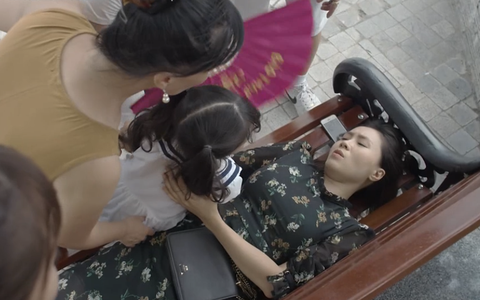 Hoa hồng trên ngực trái: Khuê ngất xỉu giữa đường, một lần nữa Bảo bất đắc dĩ làm anh hùng cứu mỹ nhân