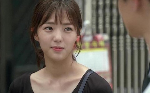 Mướt mồ hôi nấu xong cả bàn tiệc, đến giờ ăn mẹ chồng lại bảo nàng dâu bế con đi chơi để rồi lúc về chỉ còn mâm cơm hoang tàn và cách xử lý “tưng tửng” của nàng dâu