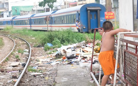 Phố đường Tàu ở Sài Gòn: Hàng rào kiên cố, người dân vui vẻ... trồng rau, nuôi gà, chụp hình "sống ảo"