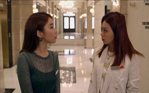 Tình cờ gặp kẻ thứ ba từ trung tâm phẫu thuật thẩm mỹ bước ra, vợ mỉm cười vuốt má cô ả thì thầm vài câu đủ khiến cô ta tái mặt