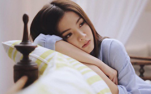 Nửa đêm chồng nghe điện thoại rồi vội vàng ra khỏi nhà, sáng hôm sau anh trở về, quần áo lấm lem vết máu và thú nhận một chuyện khó tin khiến tôi bức bối vô cùng
