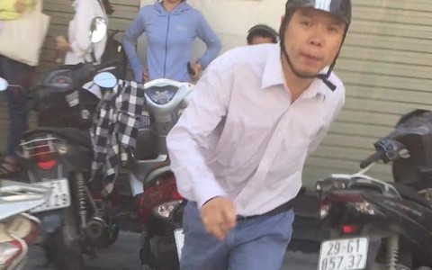 Nhắc nhở không nên chen lấn khi rút tiền tại cây ATM, người phụ nữ bị nam thanh niên hành hung hất văng điện thoại iPhone