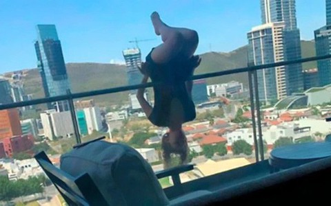 Chuyên gia yoga làm động tác mạo hiểm vắt vẻo trên ban công rồi ngã lộn cổ xuống đất suýt mất mạng và trải nghiệm ai cũng cần cẩn trọng