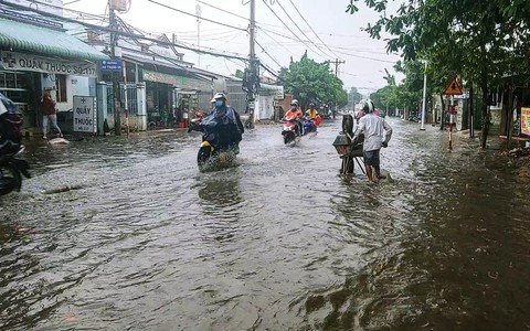 Bình Dương: Nước cống bất ngờ trào lên sau mưa lớn, đường biến thành sông khiến người dân bì bõm lội nước về nhà