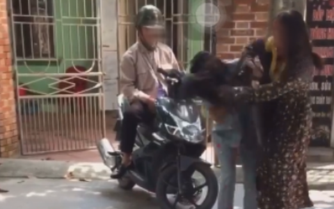 Xôn xao cảnh vợ bắt quả tang chồng ngoại tình còn bị tình địch đánh ghen ngược đến mức vỡ đầu phải kêu cứu