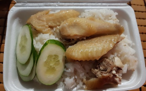 Đặt cơm gà trên mạng, cô nàng ngã ngửa khi nhận hàng có vỏn vẹn vài "khúc xương" với giá 35k đồng khiến dân mạng cũng xót dùm