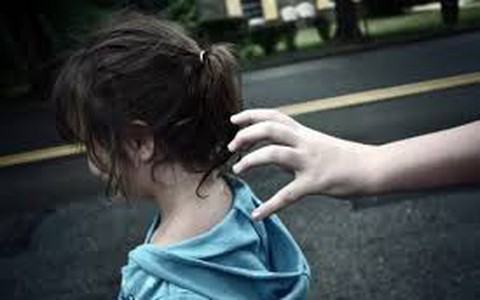 Hôn người dưới 16 tuổi có thể bị kết tội Dâm ô trẻ em