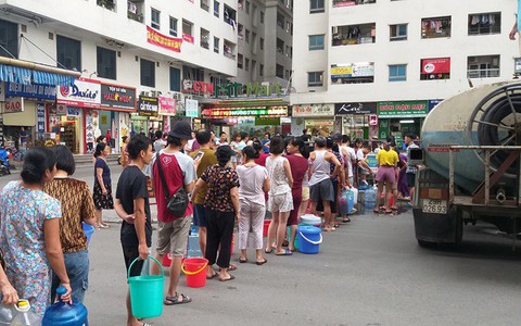 Vụ nước nhiễm bẩn ở Hà Nội: Tại sao dân lại phải tự bỏ tiền túi để mua nước sinh hoạt?
