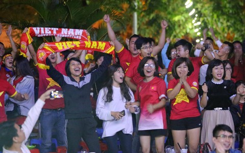 Thắng Indonesia 3-1, hàng ngàn CĐV Việt Nam hò reo, ôm nhau mừng chiến thắng thứ 2 liên tiếp tại vòng loại World Cup 2022