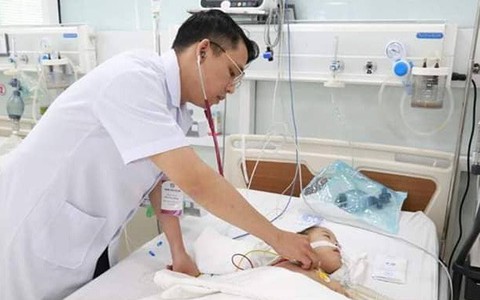 Bé gái bị viêm phổi nặng do uống nhầm dầu hỏa: BS khuyến cáo việc tuyệt đối không được làm khi con uống nhầm xăng dầu