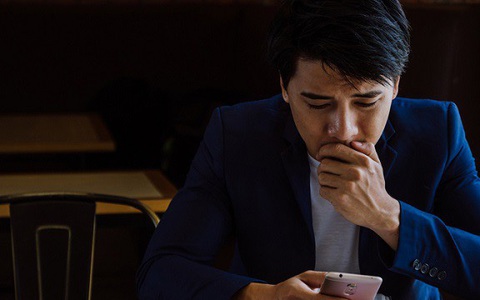 Về đến nhà, tôi hoảng hồn khi thấy mẹ đốt than tổ ong trong phòng kín còn vợ bế con tựa đầu vào tường chẳng buồn bận tâm