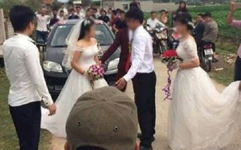 Đúng giờ cử hành hôn lễ, chú rể hoảng hồn thấy 2 cô dâu xuất hiện cùng lúc và sự thật được phanh phui khiến cả hôn trường “mắt tròn mắt dẹt”