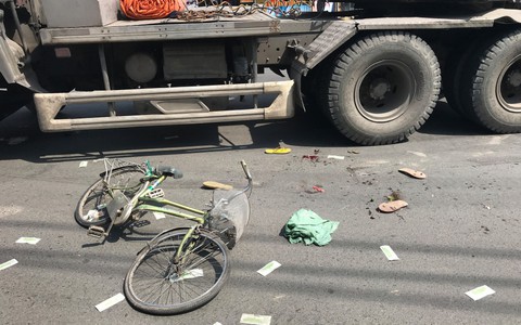 Thương tâm hai mẹ con bị container cán thương vong vì né xe chạy ngược chiều