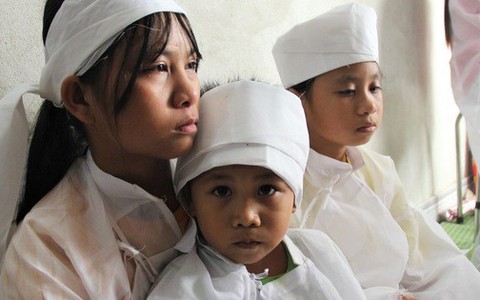 Vụ 2 vợ chồng và con trai chết thảm dưới bánh ô tô: Thương xót 3 đứa trẻ bỗng chốc mồ côi
