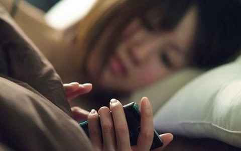 Vợ chồng ở xa “yêu” qua điện thoại cho đỡ nhớ: Bác sĩ khuyên đừng phạm sai lầm này