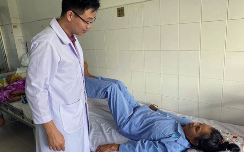 Bệnh nhân đầu tiên ở miền Tây bị liệt chân do ung thư di căn có thể đi lại được
