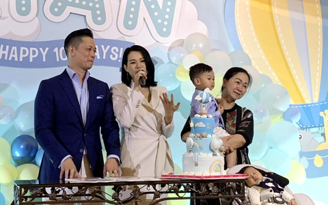 Hồ Hạnh Nhi rạng rỡ xuất hiện trong tiệc tròn 100 ngày của con trai thứ hai