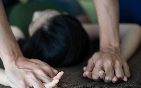 Bắt khẩn cấp tên trộm dùng dao khống chế, hiếp dâm nữ gia chủ
