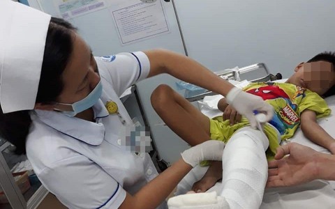 Thương tâm: Chở 2 con đi thăm bà nội không may gặp tai nạn khiến cha tử vong, bé trai 8 tuổi thương nặng