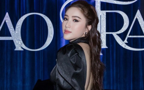 Bảo Thy diện cây đen khoe lưng ong quyến rũ trong sinh nhật xa xỉ, hoành tráng của anh trai