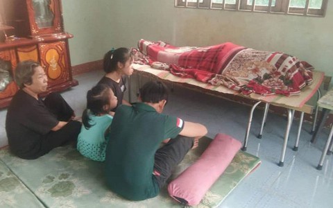 Quặn lòng cảnh 3 đứa con khóc ngất bên thi thể người mẹ sau tai nạn giao thông ở Đồng Nai