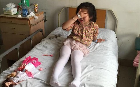 “Con gái rượu” 6 tuổi bị chảy máu vùng kín bất thường, mẹ nghĩ con bị xâm hại nhưng khi nghe bác sĩ nói nguyên nhân thì hối hận không kịp 