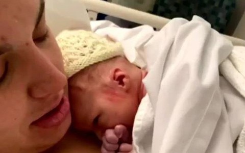 Nhập viện vì đau bụng, mẹ trẻ sững sờ khi bác sĩ thông báo đang mang thai, nhưng còn điều khác ngạc nhiên hơn