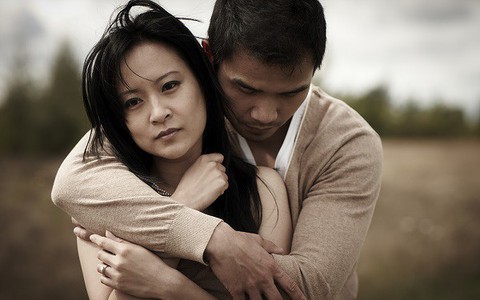 Khi người đàn ông sang trọng bước vào phòng hội nghị, tôi không thể tin nổi nhưng càng sửng sốt hơn khi anh ấy đưa ra cặp nhẫn cưới đính kim cương