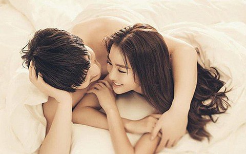 Quên giấy tờ nên về nhà lấy, tôi choáng váng trước cảnh giường chiếu nóng bỏng của con ngay giữa phòng khách, nhìn cô gái ấy mà tôi nói không nên lời
